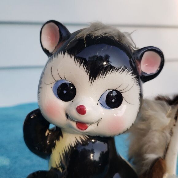 Adorable Vintage 1950s Porcelain Skunk Bank - Picture 6 of 9
